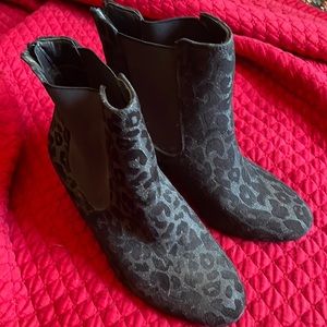 Leopard sued black boots